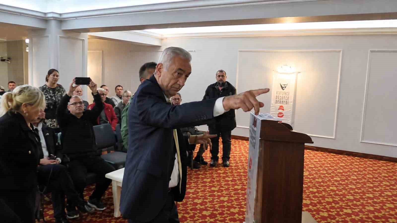 Süheyl Batum ve CHP'li Başkan Arasındaki Tartışma Salonu Terk Ettirdi