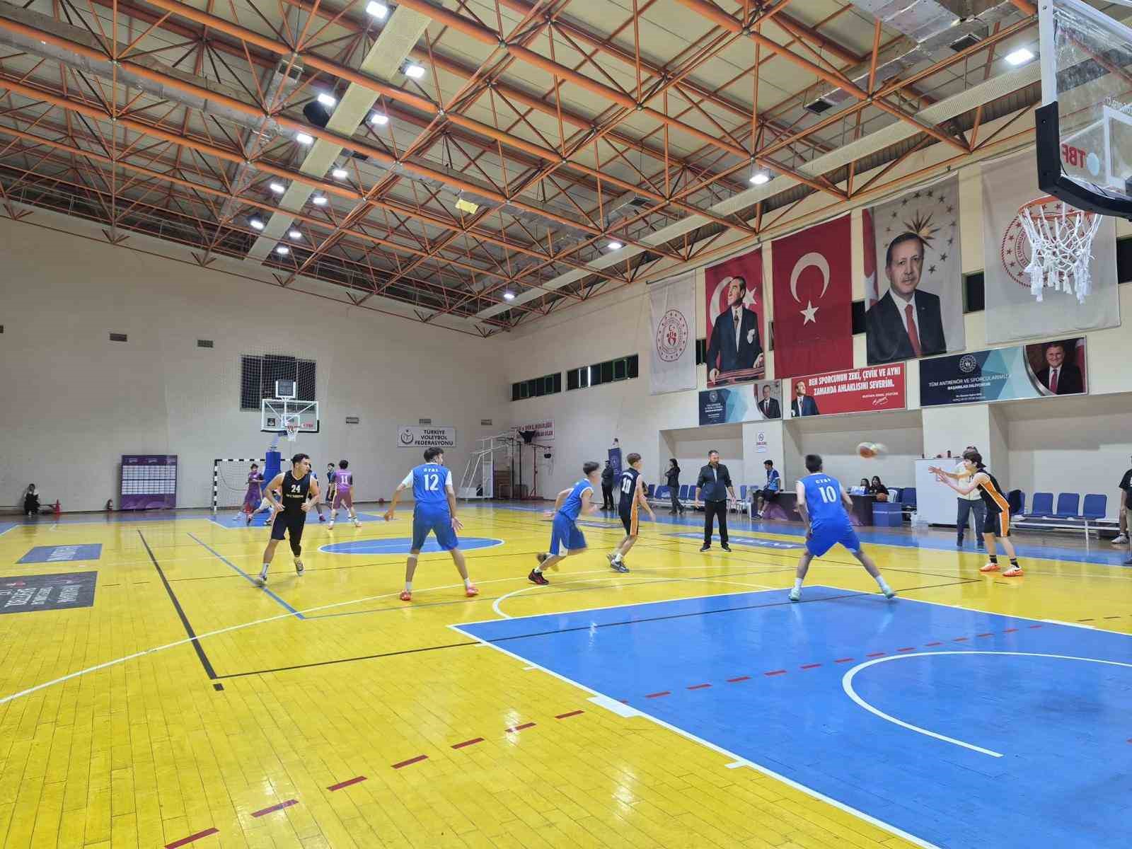 Burhaniye'de Basketbol Turnuvası Rüzgarı Esti