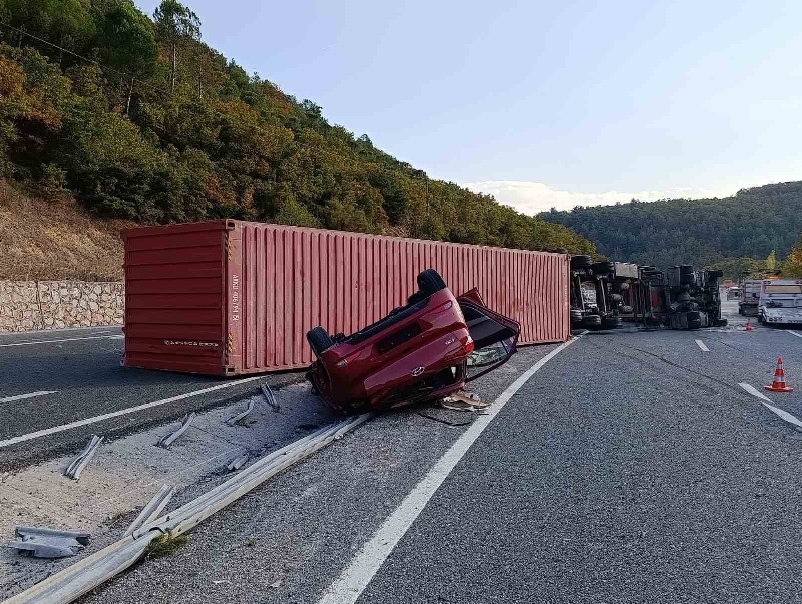 Tırın devrilmesi, Balıkesir yolunda trafiği felç etti