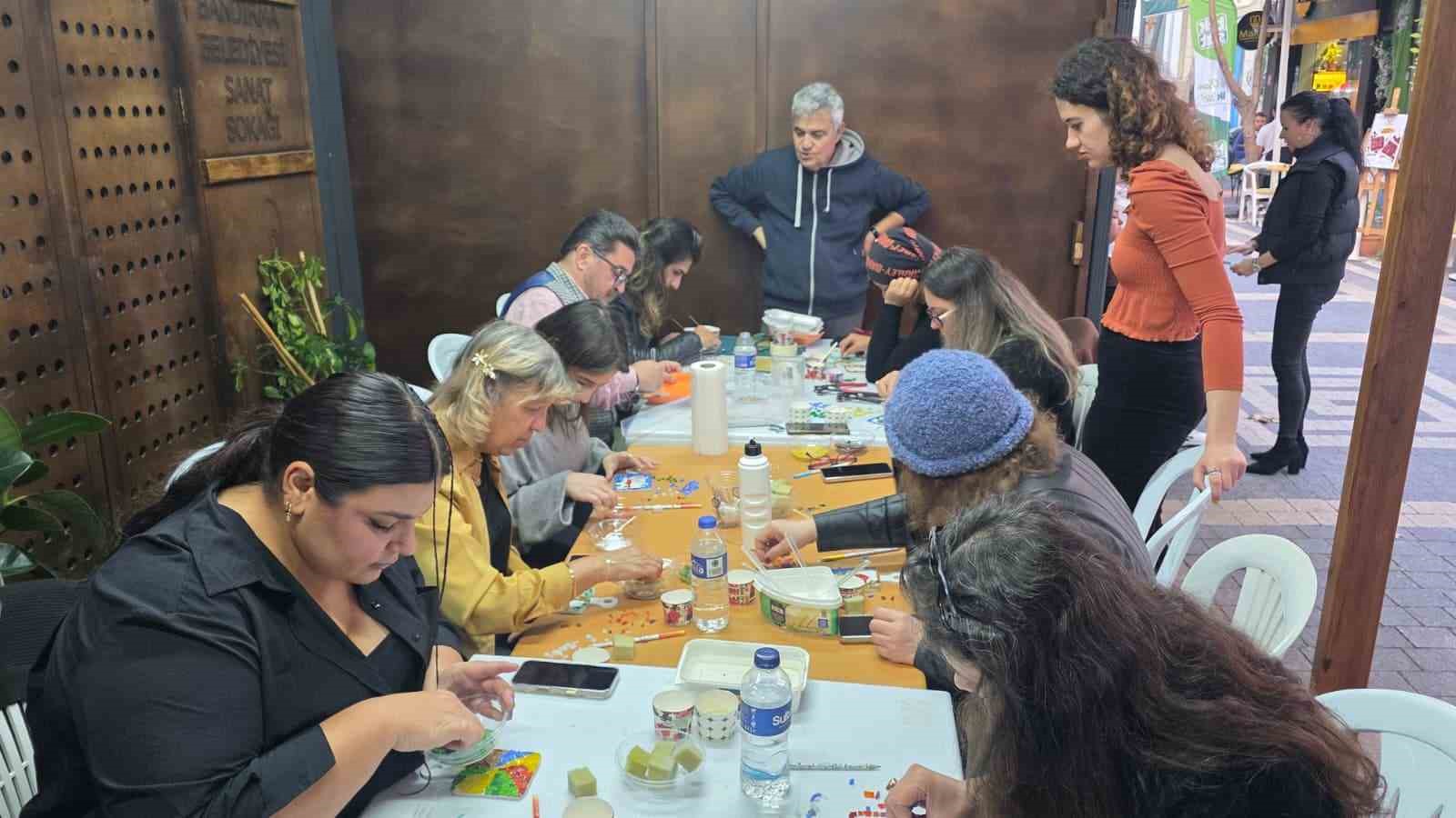 Bandırma'da Renkli Cam Mozaik Atölyesi