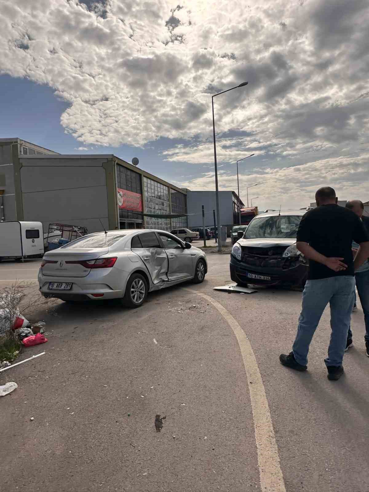 Gönen Sanayi Sitesi'nde İki Araç Çarpıştı: Kaza Anı Kamerada
