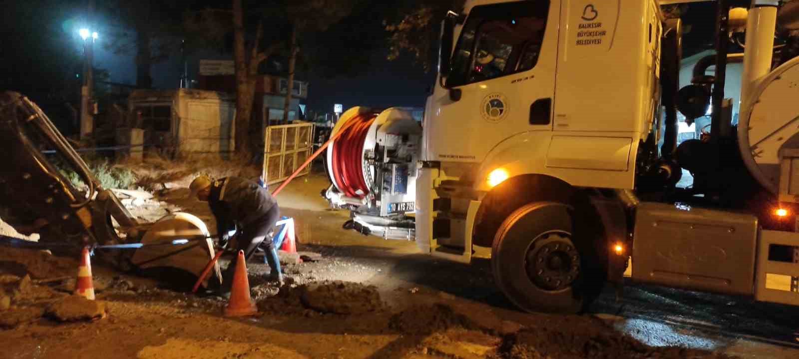 Burhaniye'de Eski Kanalizasyon Hattında Çökme Sorunu
