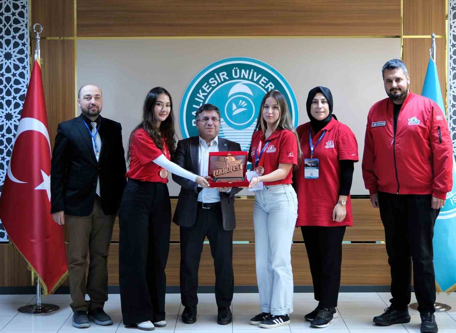 TEKNOFEST 2026'da Üçüncülük Ödülü Kazanan Karnas Takımı'na Rektör Oğurlu'dan Kutlama