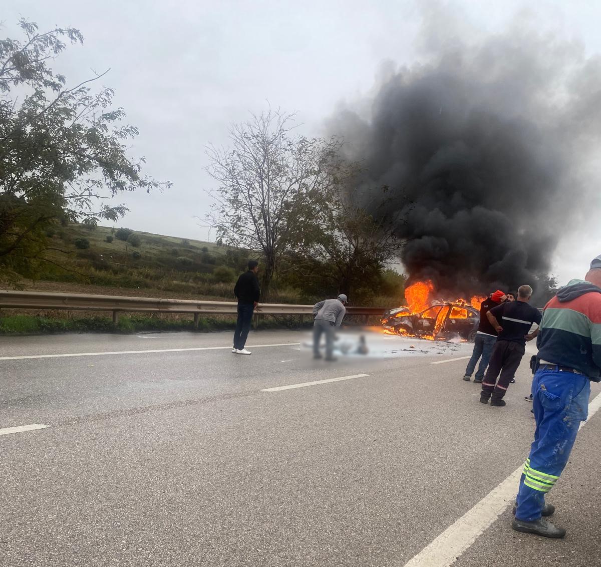 Bandırma-Çanakkale yolunda kaza: Araç alev aldı, 2 yaralı