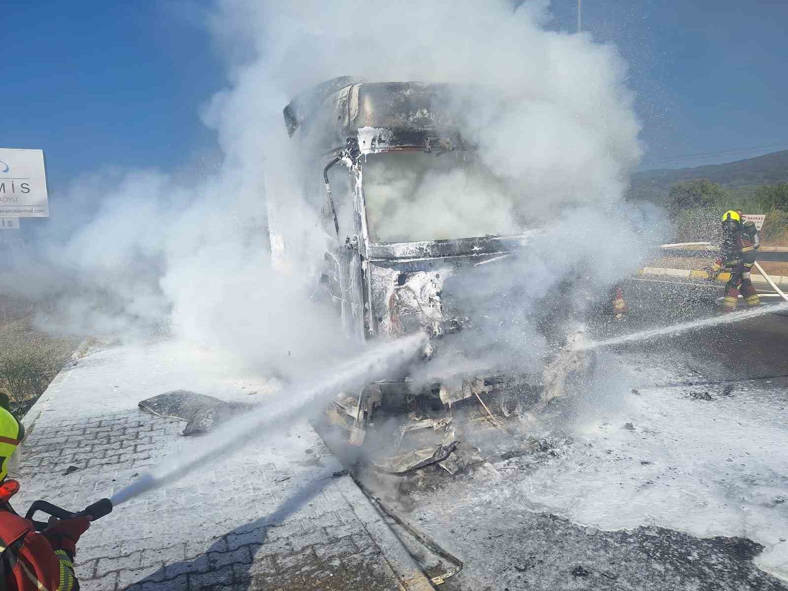 Balıkesir'de E-87 Karayolunda Çekici Yangını Paniğe Neden Oldu