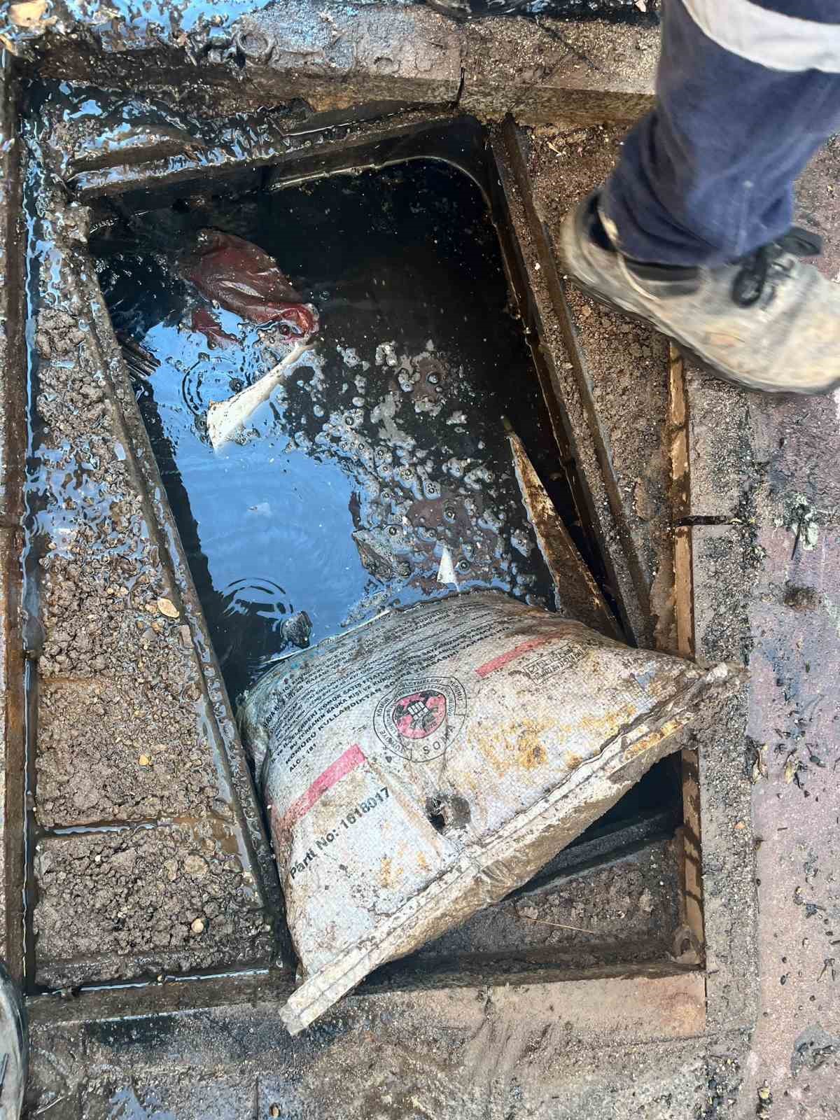 Ayvalık'ta Kanalizasyondan Çıkan Sürpriz: Bir Çuval Kömür