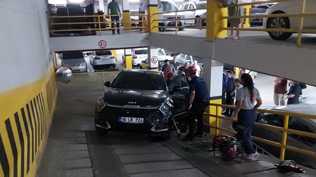 Otoparkta otomobilin altında kalan genç kadının durumu ciddiyetini koruyor