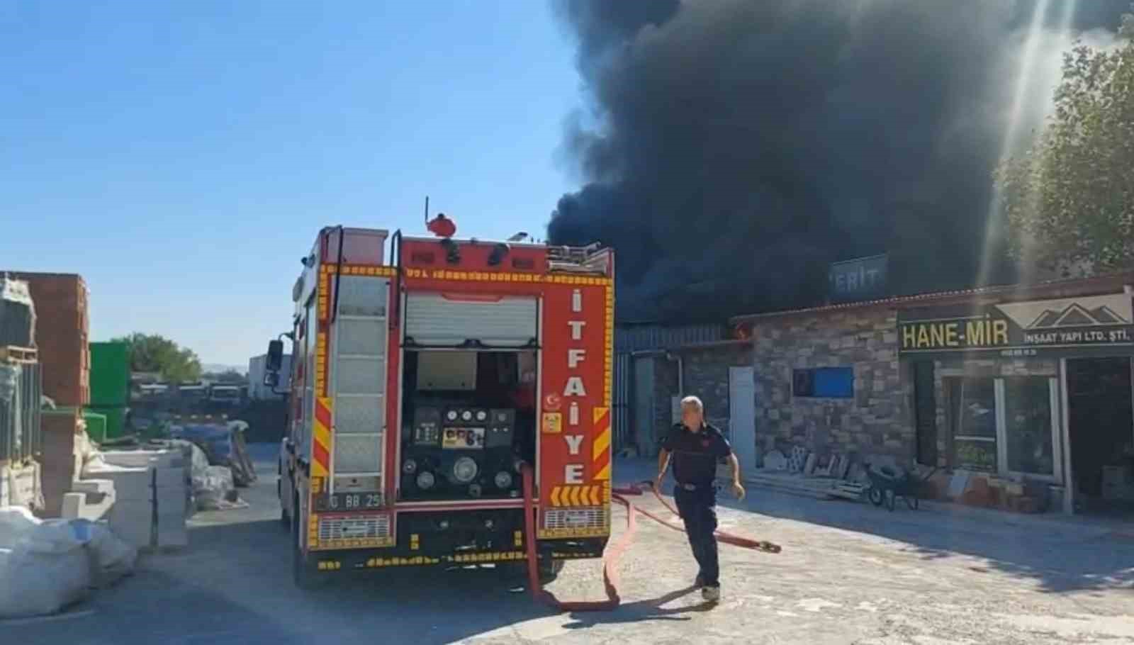 Edremit Yolören'de Korkutan Yangın: 5 Dükkan Zarar Gördü