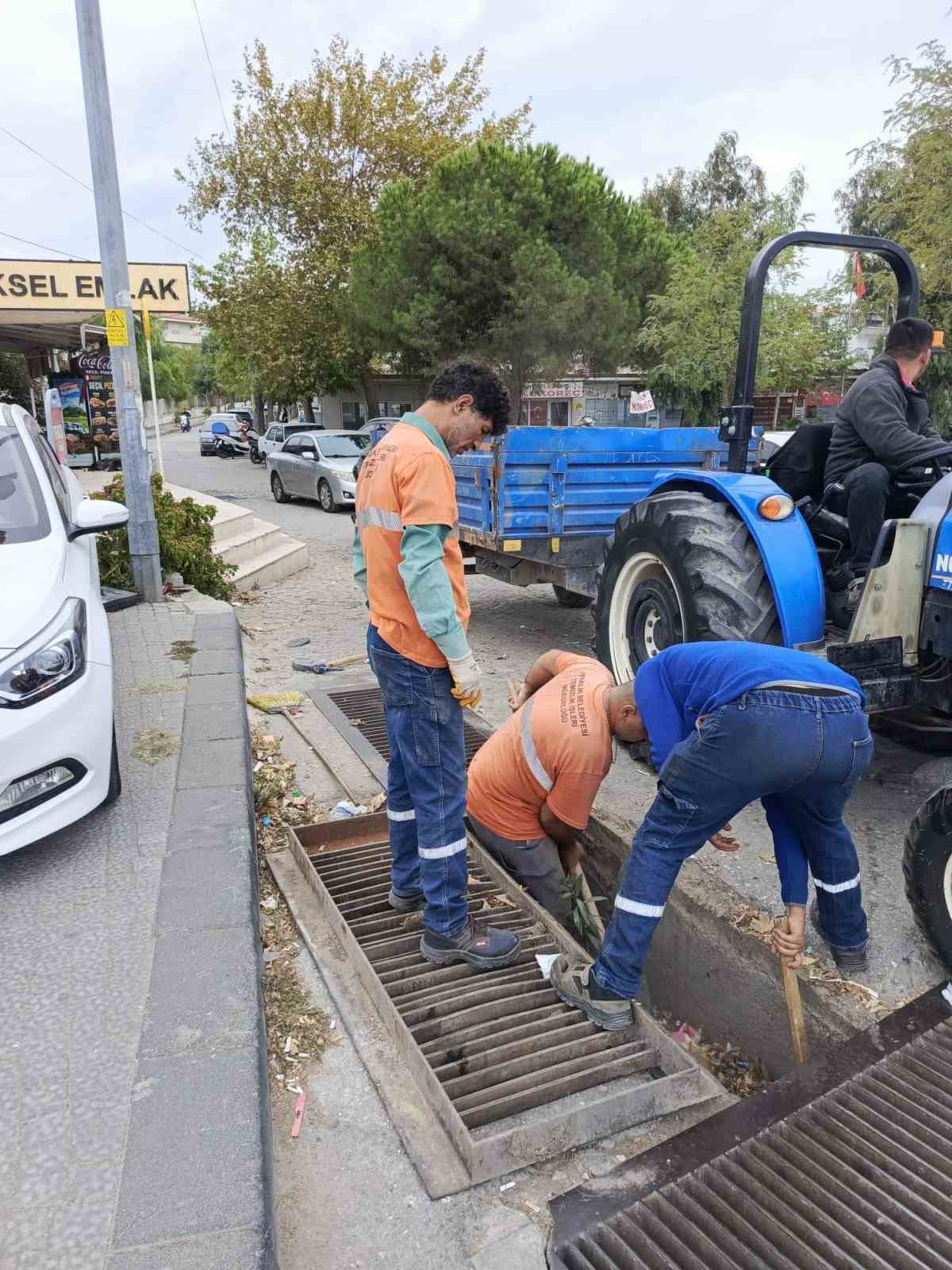 Ayvalık'ta Kış Öncesi Mazgal ve Yağmur Kanalları İçin Temizlik Seferberliği