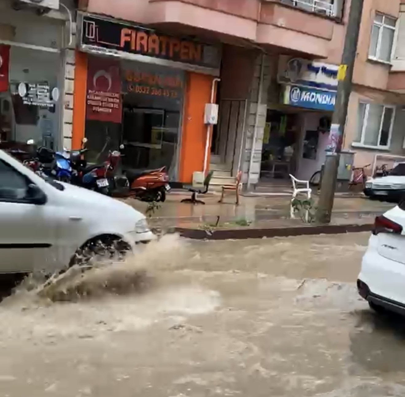 Erdek’te Yağmurla Birlikte Cadde Göl Oldu