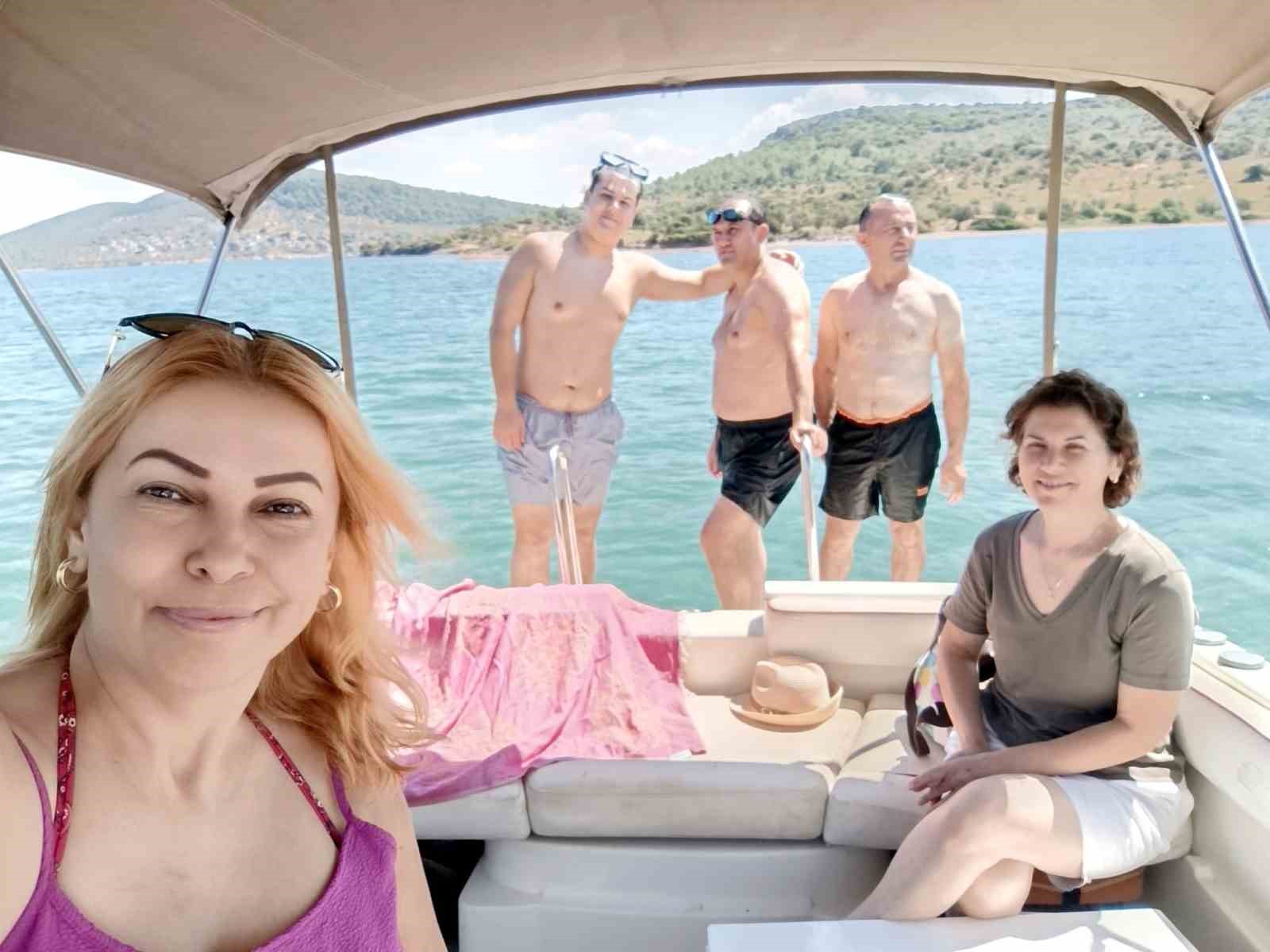 Ayvalık'ta Tekne Turuna Eğlenceli Yunus Eşlik Etti