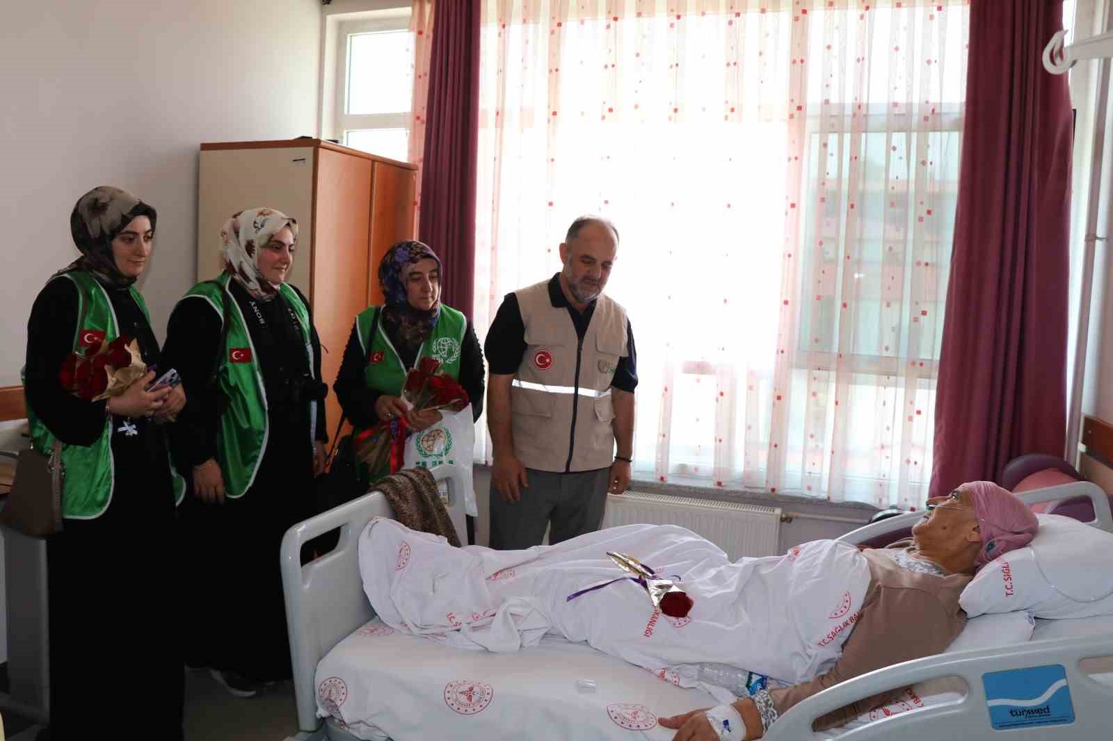 Oltu Devlet Hastanesi'nde Hastalara Moral Ziyareti