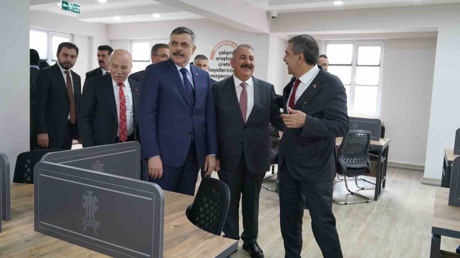 Bakanlar, Palandöken Belediyesi'nin Mahalle Konağı Yatırımlarını Övdü