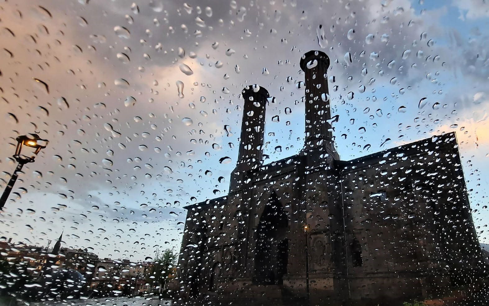 Bağcılar'da Kuvvetli Sağanak ve Dolu Bekleniyor: Meteoroloji'den Sarı Uyarı