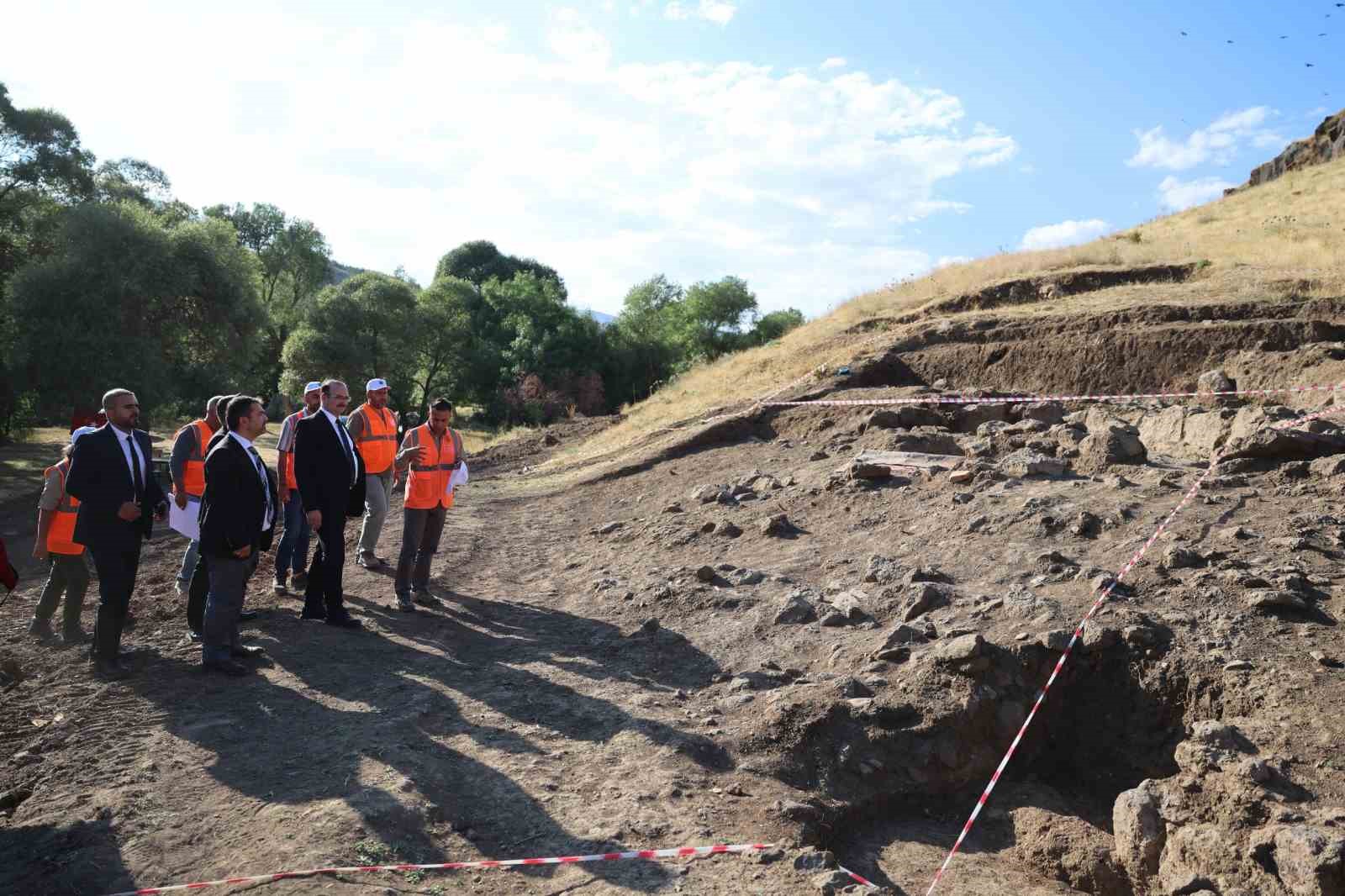 Rektör Hacımüftüoğlu, Parmaksız Kale Höyük'teki Kazılara Destek Verdi