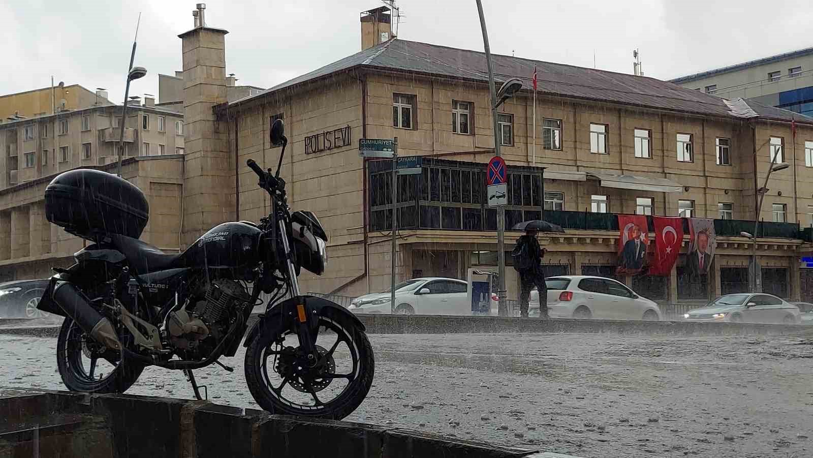 Erzurum'da beklenmedik dolu ve yağmur etkili oldu