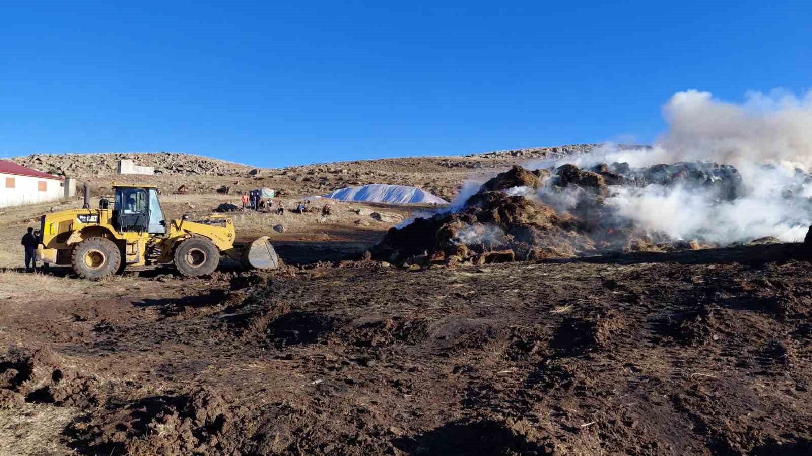 Erzurum'daki Yangında 10 Bin Balya Ot Alevlere Yenik Düştü