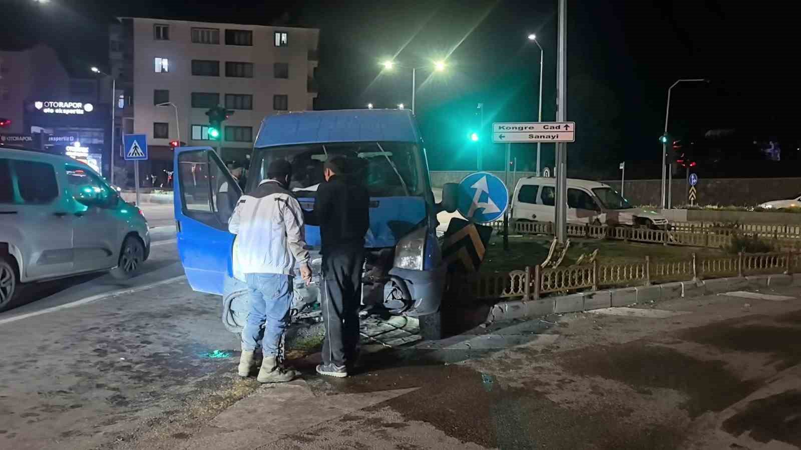 Erzurum'da Kavşakta Feci Trafik Kazası: 3 Yaralı