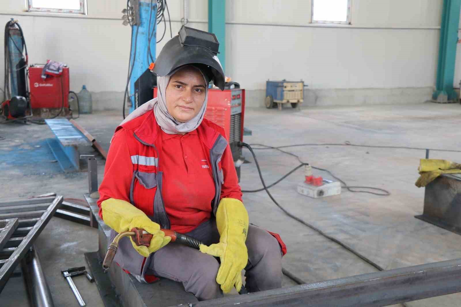 Kadın Kaynak Ustası Kader Güzel, Oltu'da Fark Yaratıyor