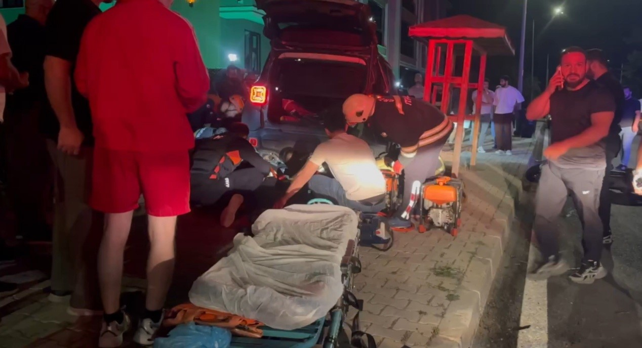 Genç motosiklet sürücüsü araç altında kaldı, ekipler seferber oldu