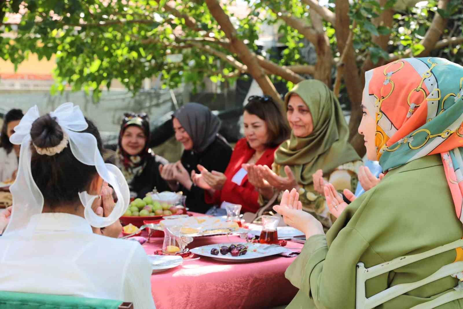 Protokol Eşlerinden Koruyucu Aileye Destek Ziyareti