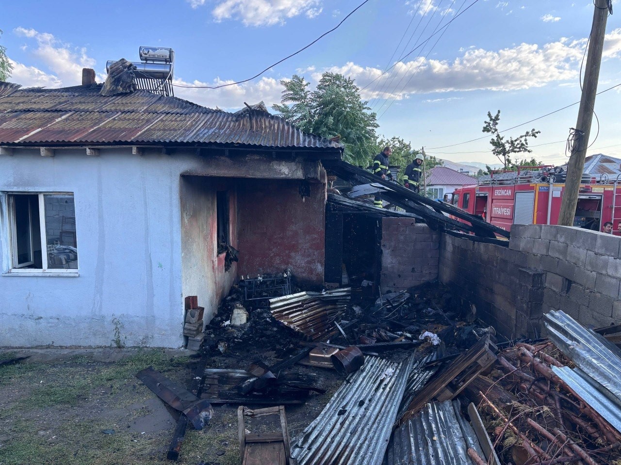 Erzincan'da Korkutan Ev Yangını Kontrol Altına Alındı