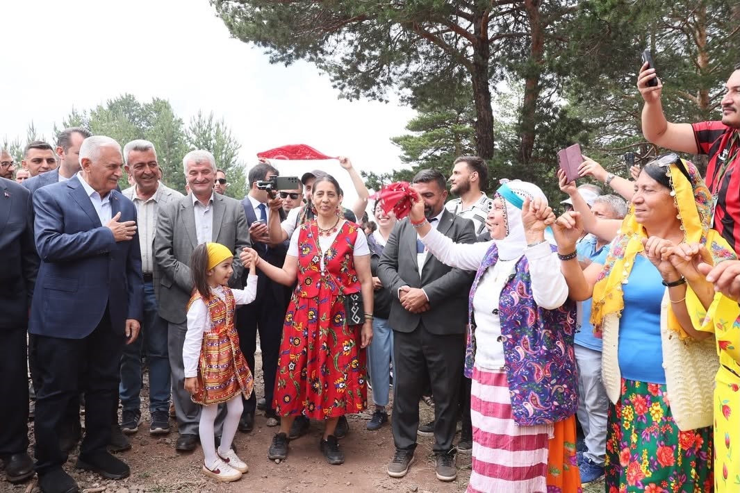 Binali Yıldırım Refahiye'de Orçul Festivali'nde Hemşehrileriyle Buluştu