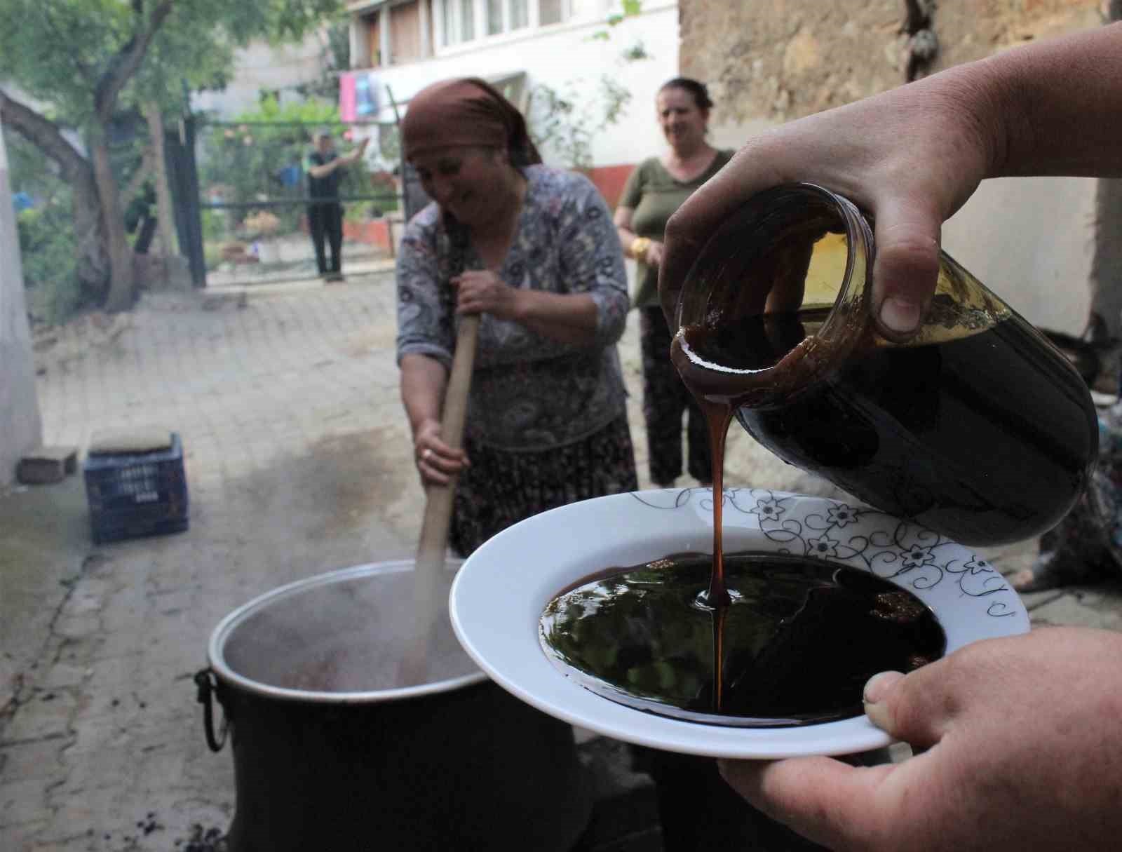Kemaliye'nin Doğal Dut Pekmezi Kışa Hazırlanıyor