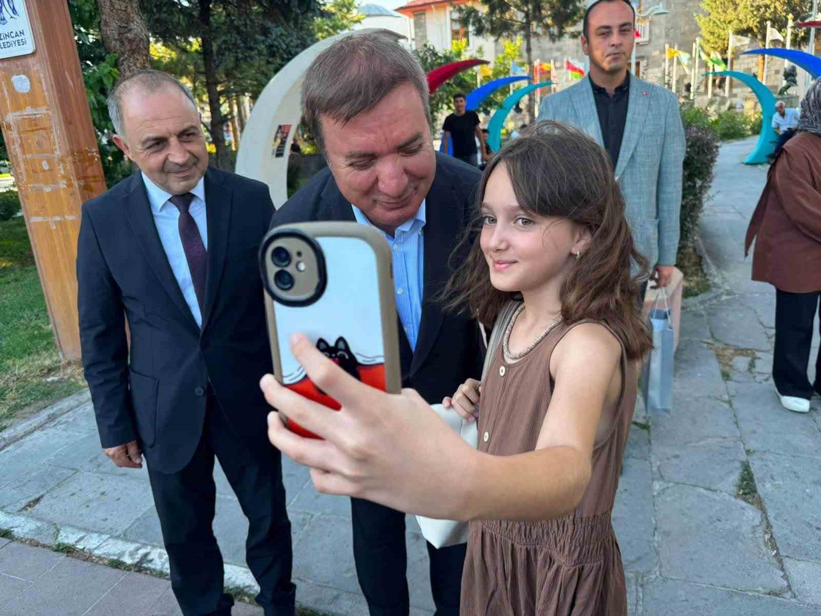 Vali Aydoğdu, İzmir'de Esnafla Buluştu