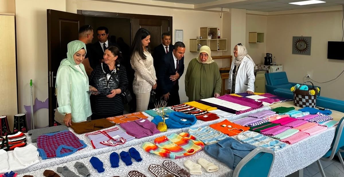 Semiha Yıldırım, Kemah Huzurevi'nde Yaşlılarla Buluştu