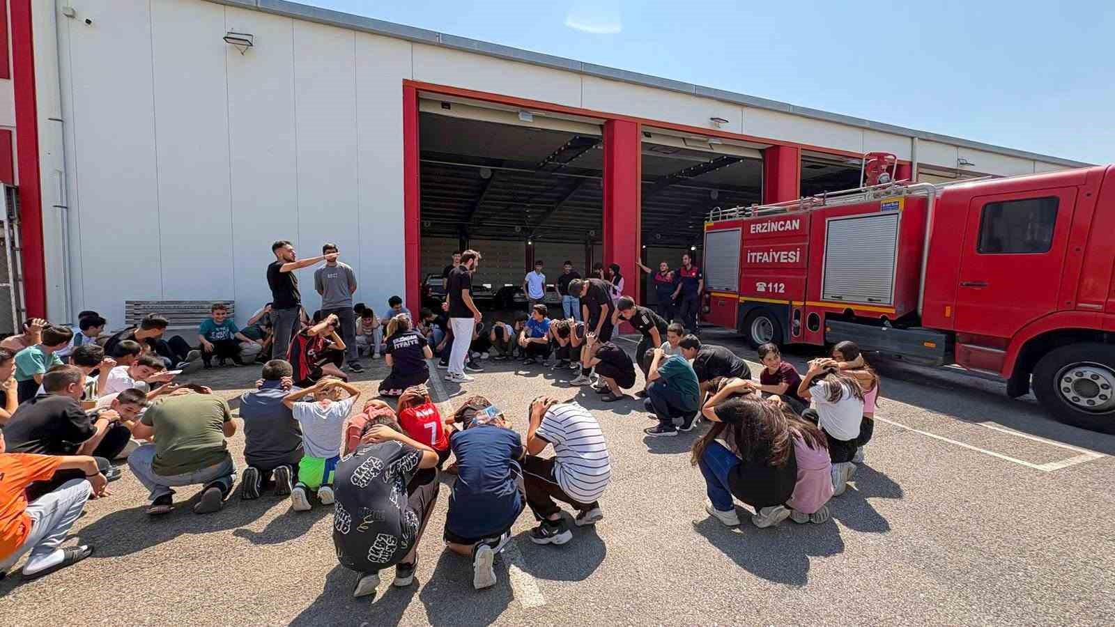 İzmirli Öğrenciler İtfaiyeciliği Yerinde Öğreniyor