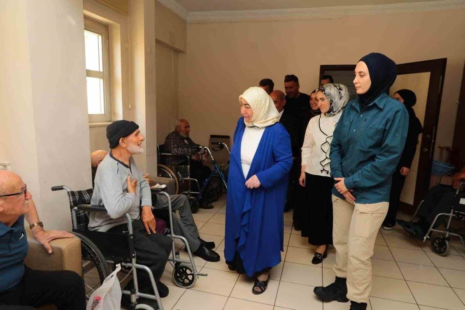 Semiha Yıldırım, Erzincan Huzurevi'nde Sakinlerle Buluştu