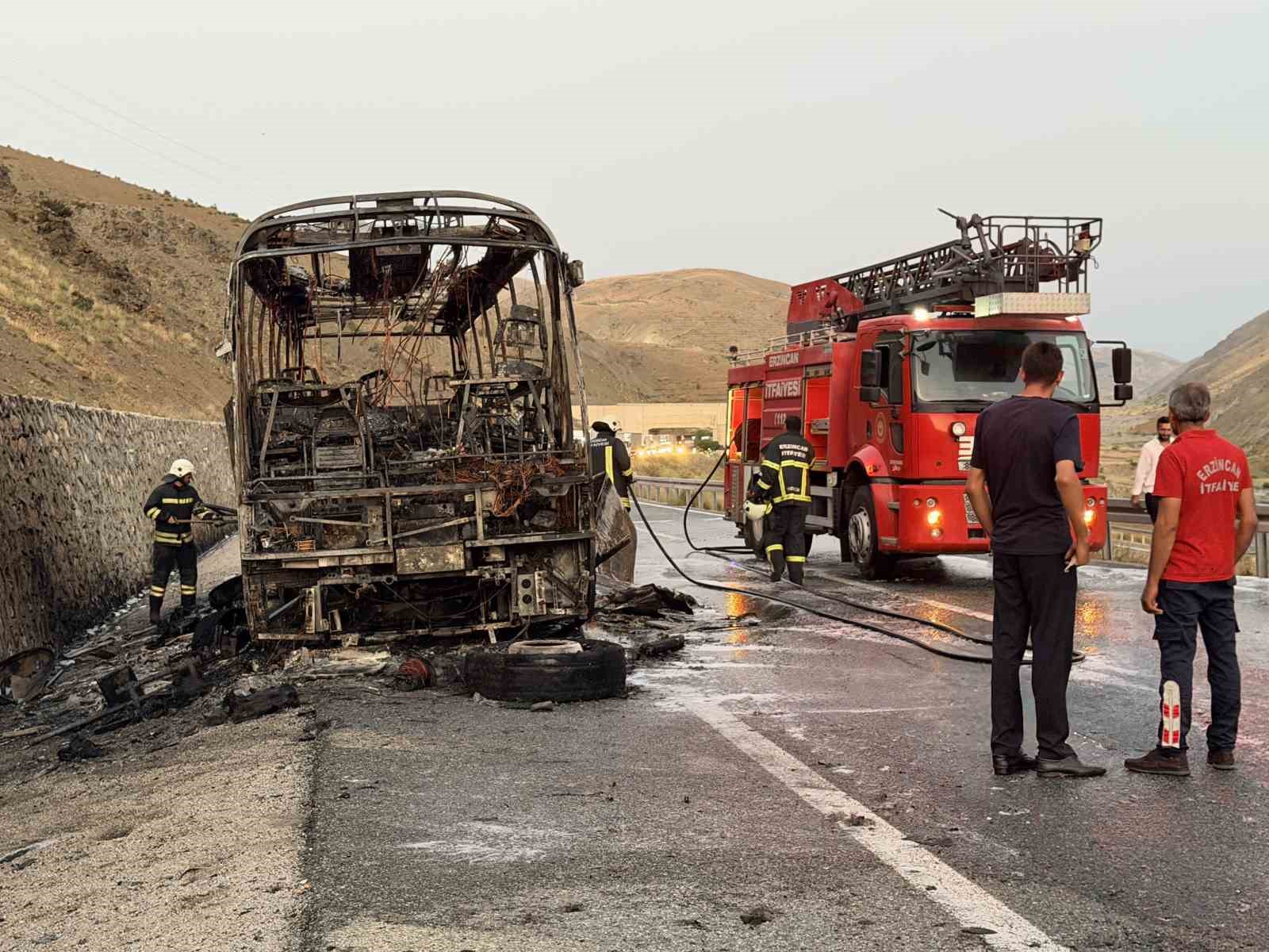 Yolcu Otobüsü Alev Alev: Erzincan-Sivas Yolunda Korkutan Yangın