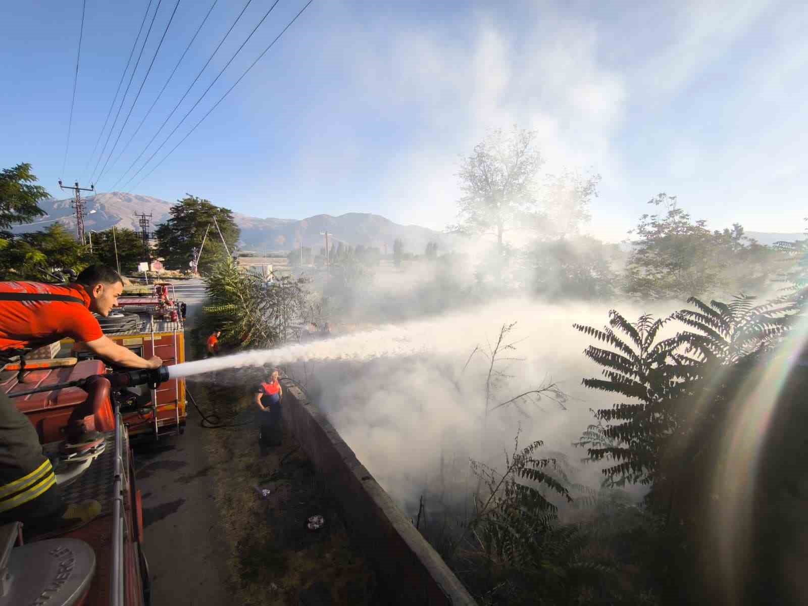 Erzincan'da Arsa Yangını Hızla Kontrol Altına Alındı
