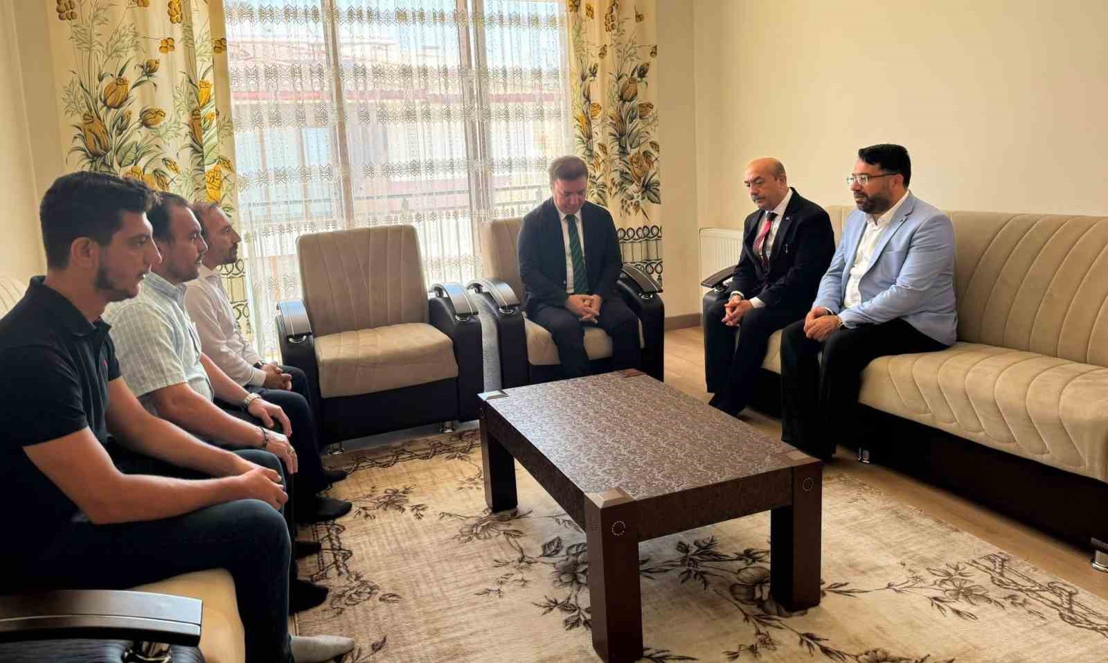 Vali Aydoğdu, Şehit Babası Mehmet Zengin’in Ailesini Ziyaret Etti