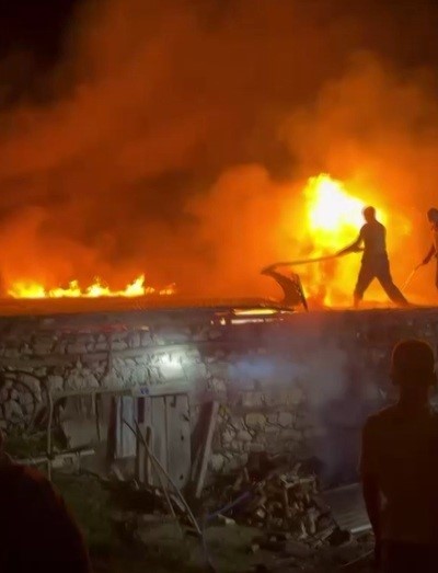 Kardere Köyü'nde Samanlık Yangını Kontrol Altına Alındı