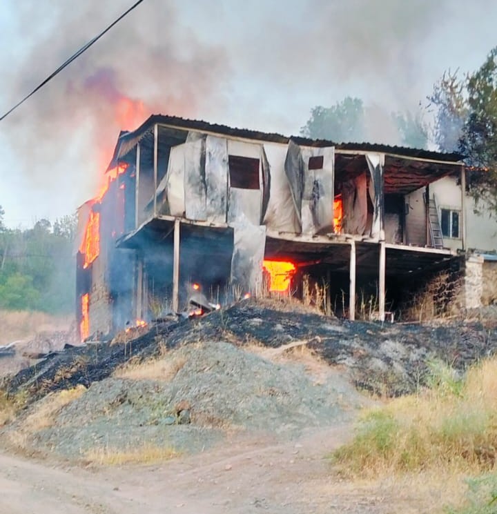 Kemah'ta Yangın: 2 Katlı Ev Alevlere Teslim Oldu