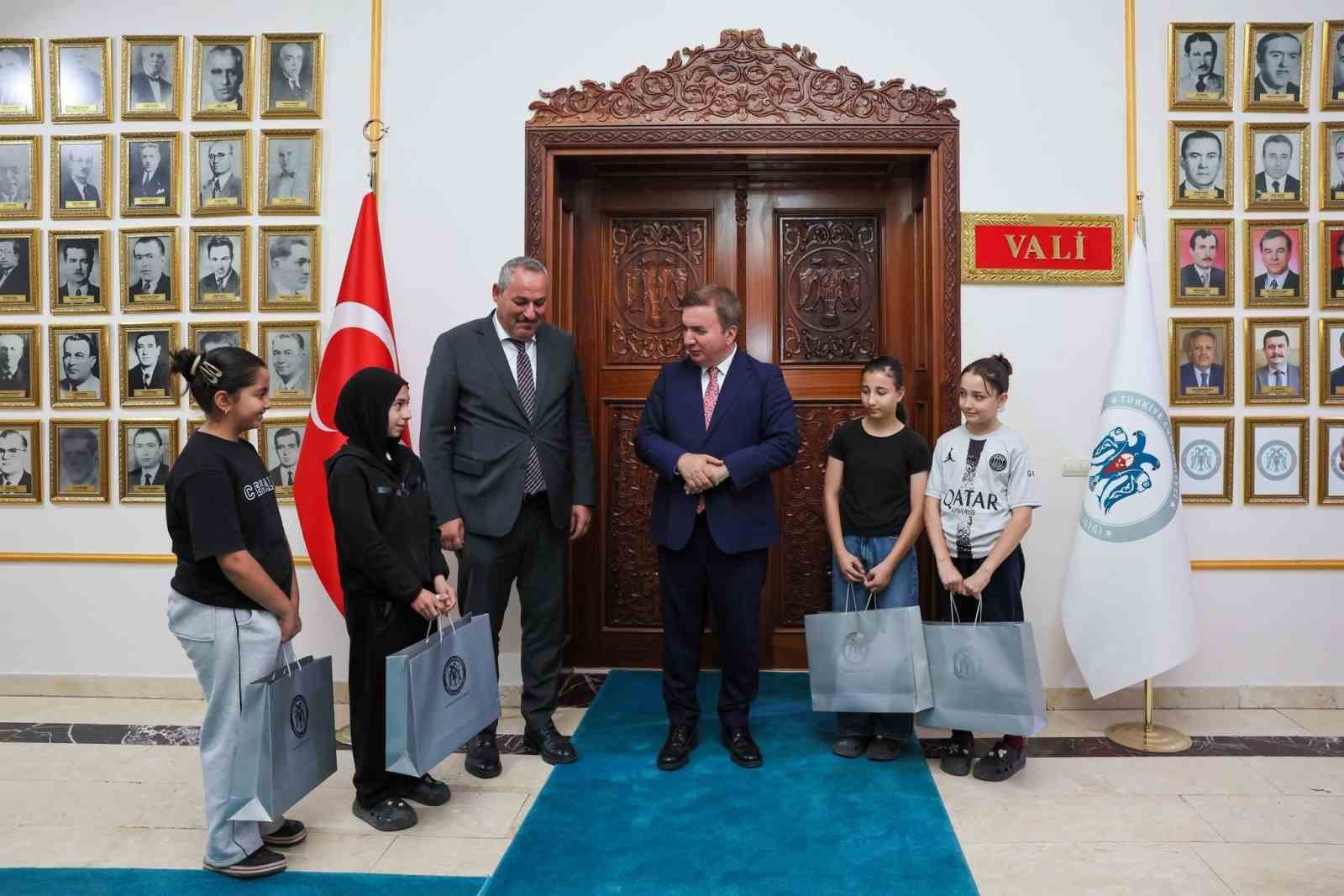Vali Aydoğdu, Başarılı Karatecileri Ağırladı
