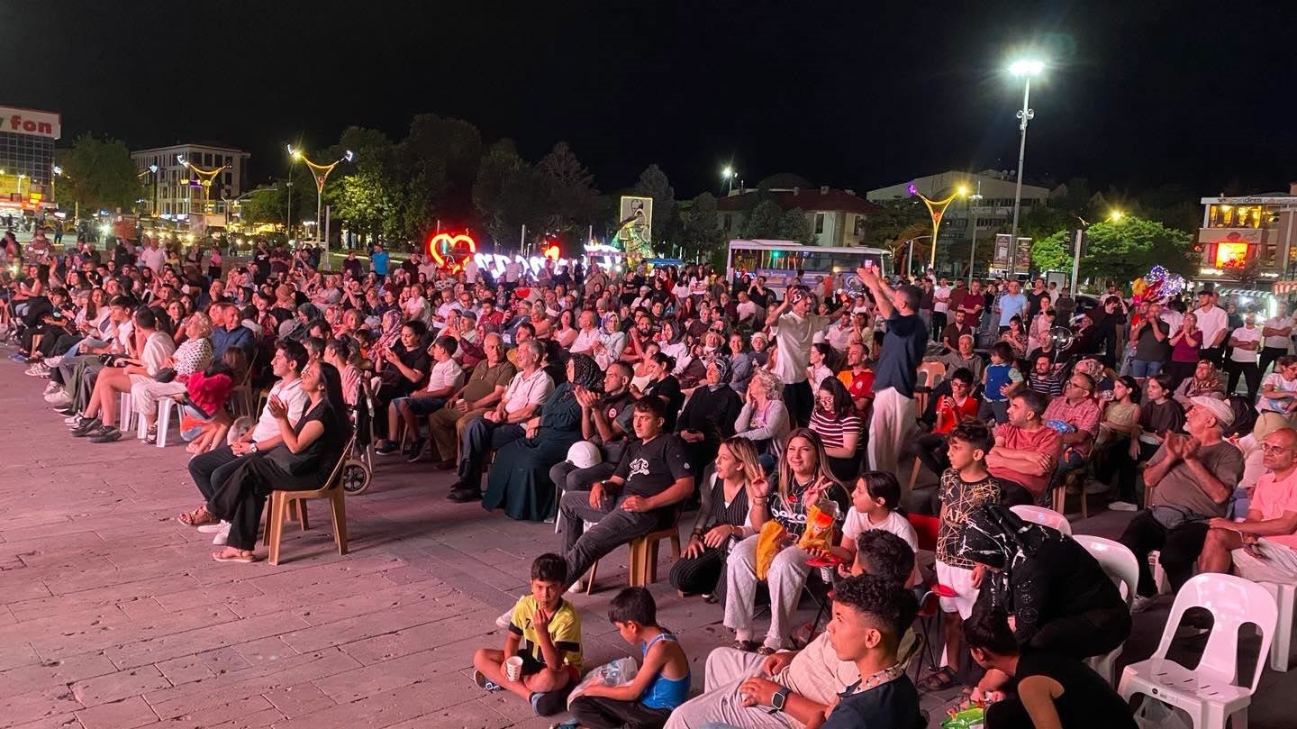 Erzincan'da Dörtyol Meydanı'nda Yaz Konseri Coşkusu