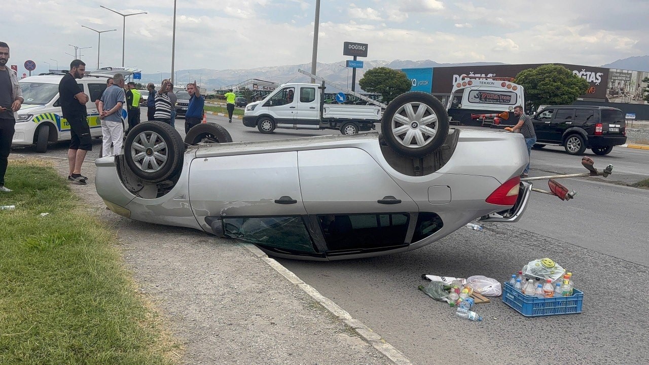 Erzincan'da otomobil takla attı, iki kişi yaralandı