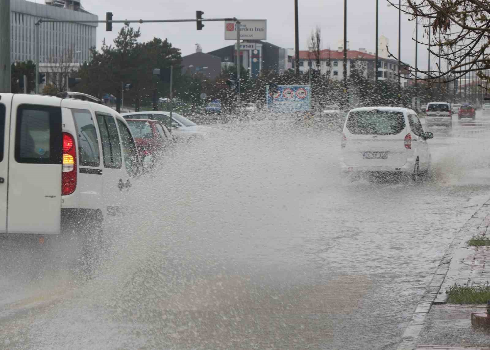 Erzincan'da Sağanak Yağış Toprak Kaymasına Neden Oldu
