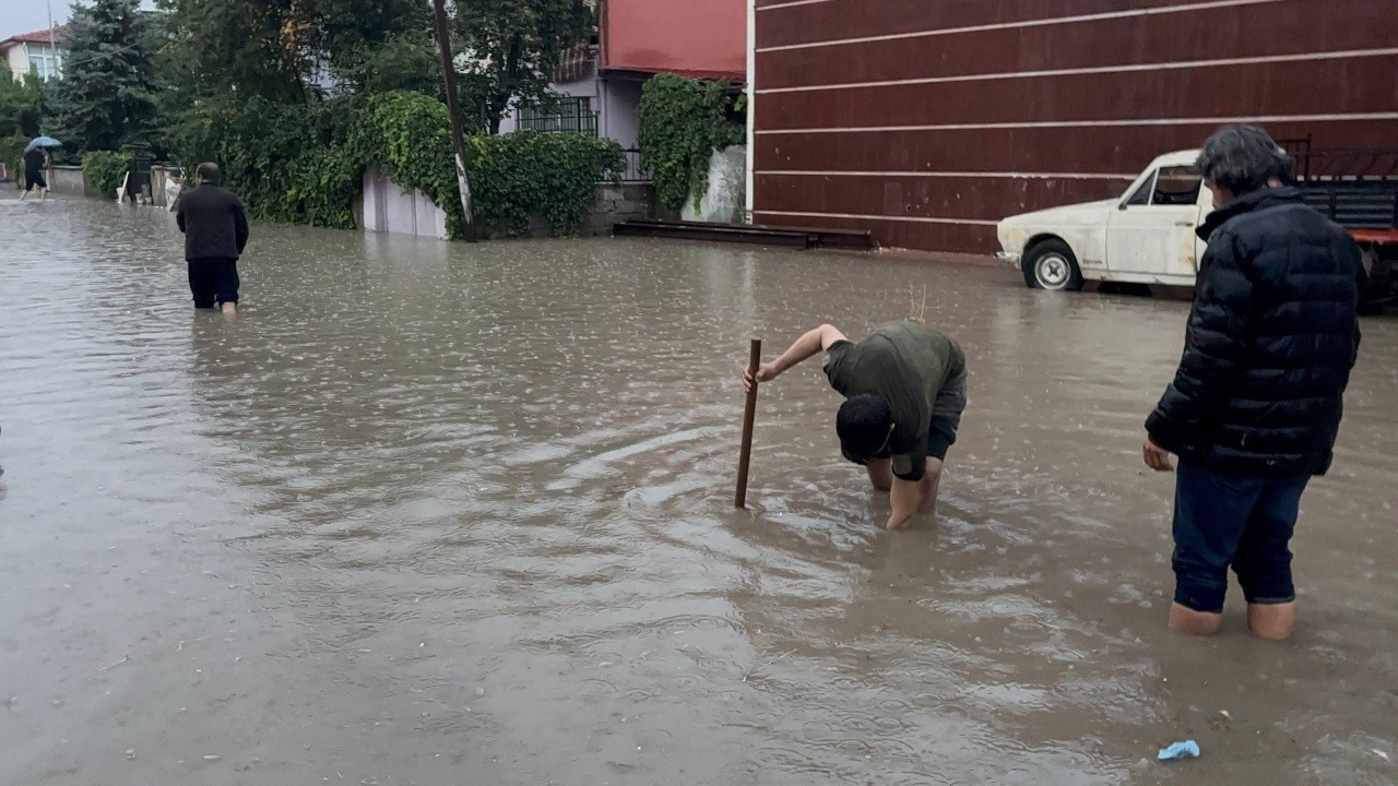 Erzincan'da Sağanak Yağış Hayatı Olumsuz Etkiledi