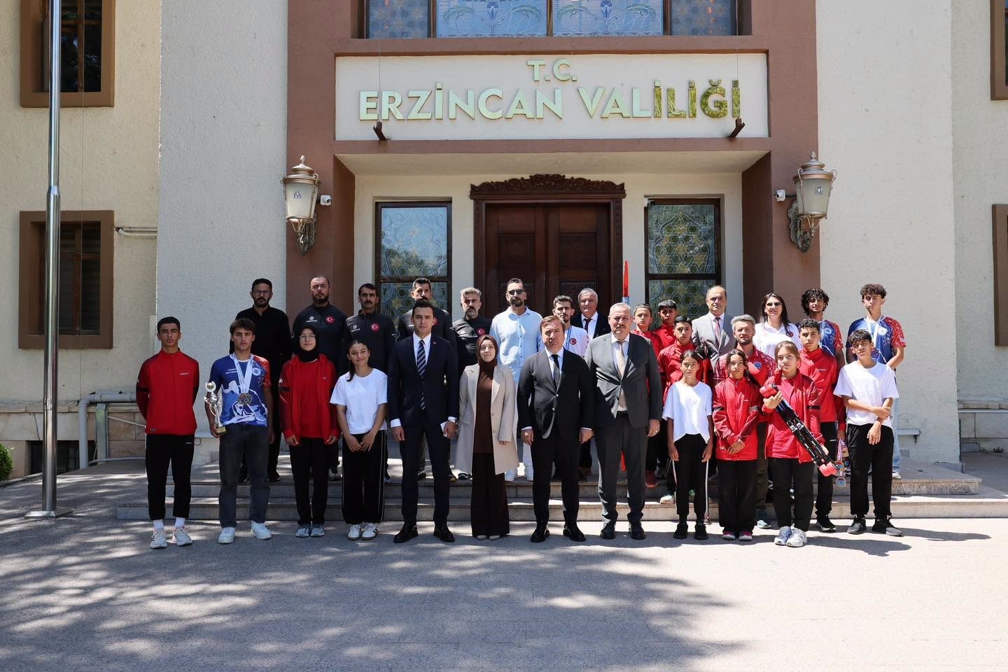Erzincanlı Sporcular, Vali Aydoğdu'dan Ödül Aldı