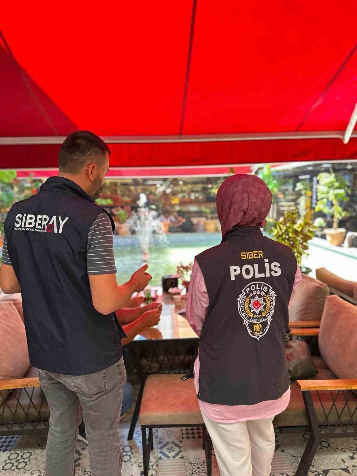 İzmir'de 300 Vatandaşa Siber Güvenlik Eğitimi Verildi