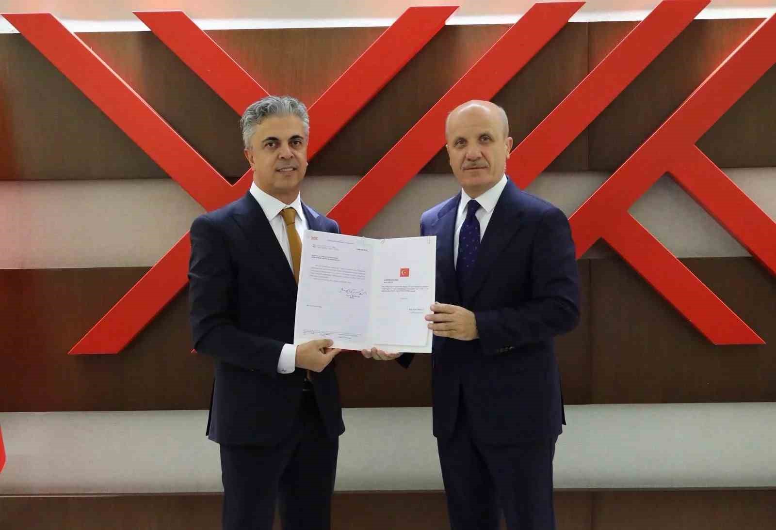 Rektör Kuyrukluyıldız Mazbatasını YÖK Başkanı Özvar'dan Aldı