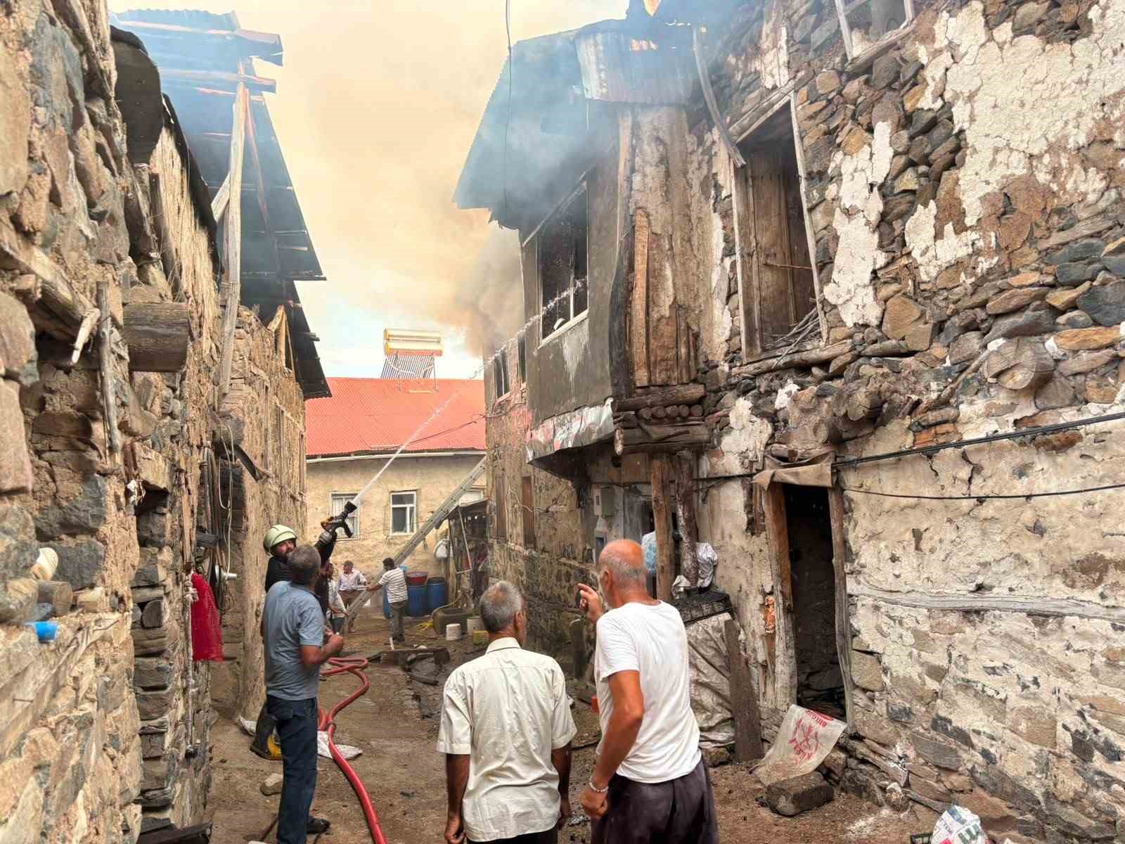 Kışlacık Köyü'nde Çıkan Yangında 8 Ev Zarar Gördü