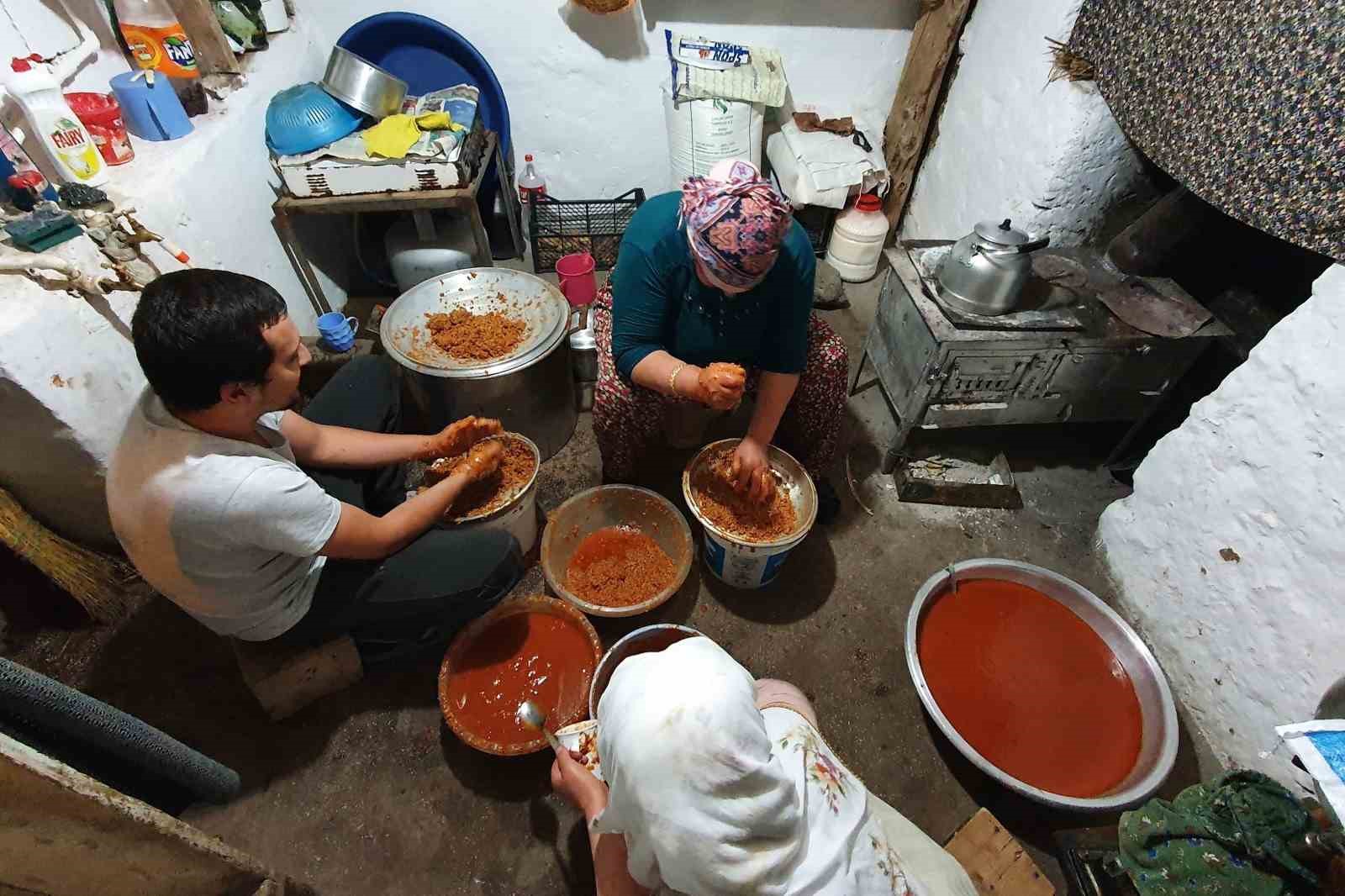Kışa Hazırlık: Refahiye Kadınları Lezzetleri Konserve Yapıyor