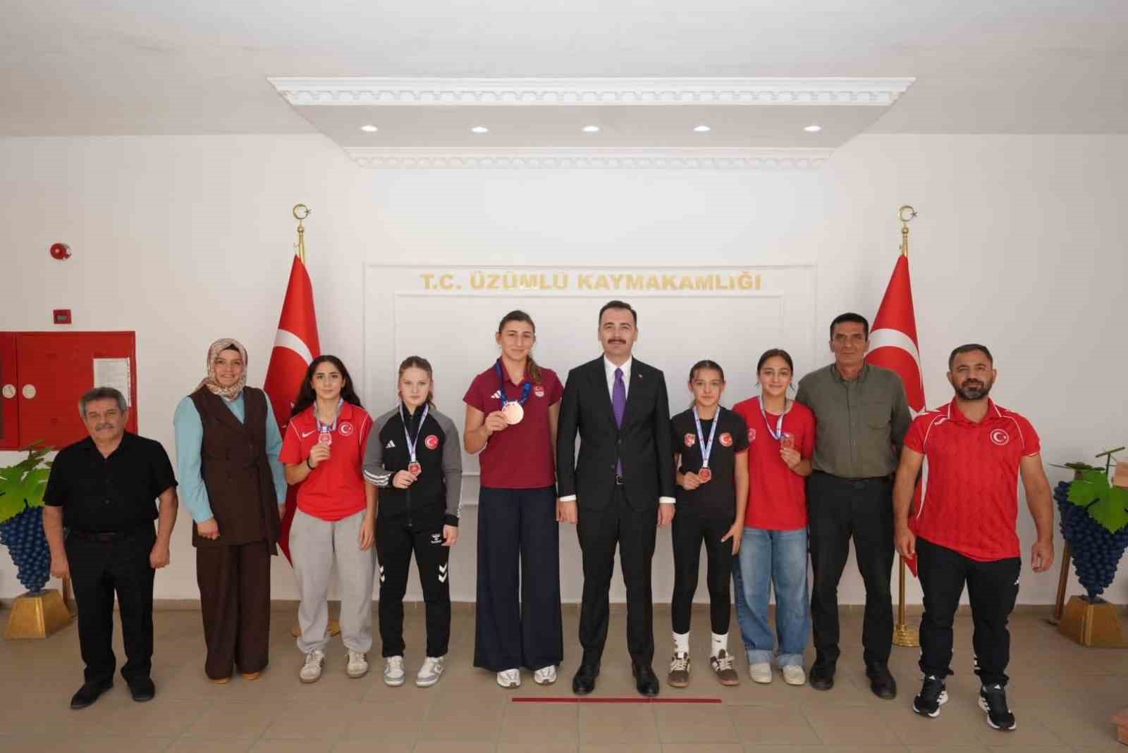 Üzümlü'den Şampiyon Güreşçiler Kaymakam Hökelekli'yi Ziyaret Etti