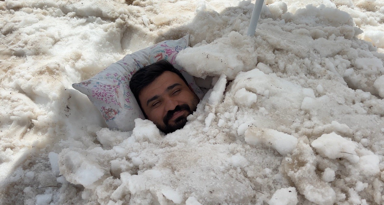 Sıcaklardan Kaçış: Erzincanlı Maceracı Karın İçine Girdi