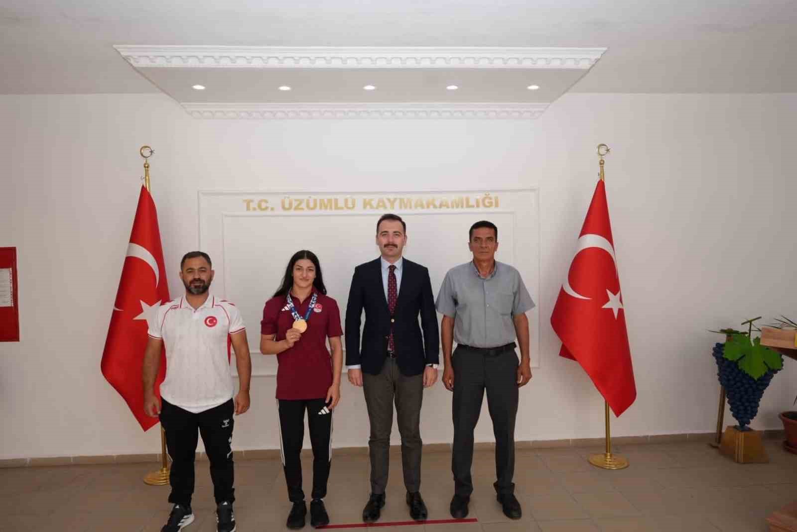 Altın Madalyalı Güreşçi Elvira Süleyman Kamaloğlu'ndan Kaymakam'a Ziyaret